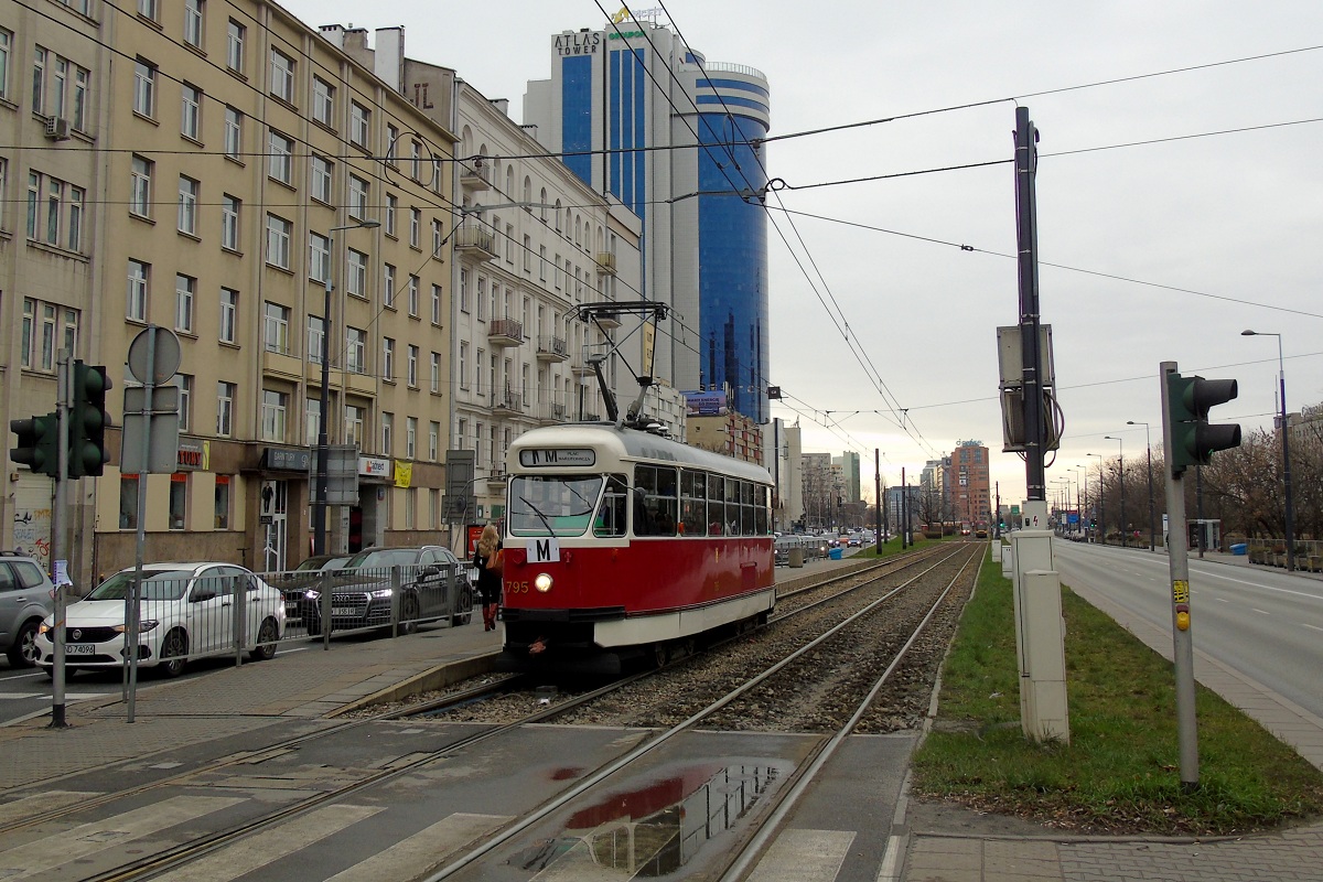 795
ParĂłwka stoi na przystanku âPlac Starynkiewicza 03â wykonujÄc kurs linii specjalnej M w relacji Plac Narutowicza (12:30)-Plac Narutowicza (13:22). Linia ta zostaĹa uruchomiona z okazji MikoĹajek. 
Słowa kluczowe: Konstal13N