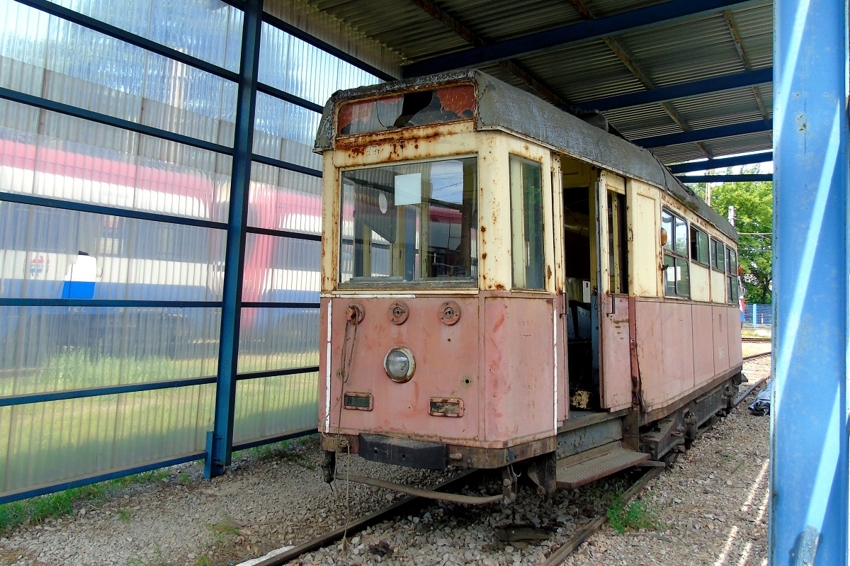 432 (ex 2405)
Berlinka stoi na terenie grodziskiej elektrowozowni WKD oczekujÄc na lepsze czasy. 
PowstaĹe w ubiegĹym roku "Stowarzyszenie Klub MiĹoĹnikĂłw EKD/WKD" za jeden ze swoich celĂłw postawiĹo sobie odremontowanie powyĹźszego wagonu do stanu w jakim byĹ on eksploatowany na sieci EKD w latach 1946-1947. Na razie priorytetem jest jednak schowanie wagonu do remontowanej obecnie starej hali elektrowozowni z 1927 r. (w ktĂłrej byĹy zresztÄ naprawiane po przyjeĹşdzie z Berlina). Obecnie wagon jest jedynie przykryty plandekÄ i znajduje siÄ na torze obok starej hali. W Berlinie wagon posiadaĹ numer 3935, od poczÄtku sĹuĹźby w Tramwajach Warszawskich gdy jeĹşdziĹ w ruchu pasaĹźerskim (a wiÄc i w czasach gdy sĹuĹźyĹ na kolejce EKD) posiadaĹ numer 432 (w latach 60 XX w. zamieniony na 432-1 by nie dublowaÄ numeracji z wchodzÄcymi do ruchu wagonami 13N), w czasach gdy staĹ siÄ wagonem technicznym TW i obecnie na WKD posiada numer 2405. 
