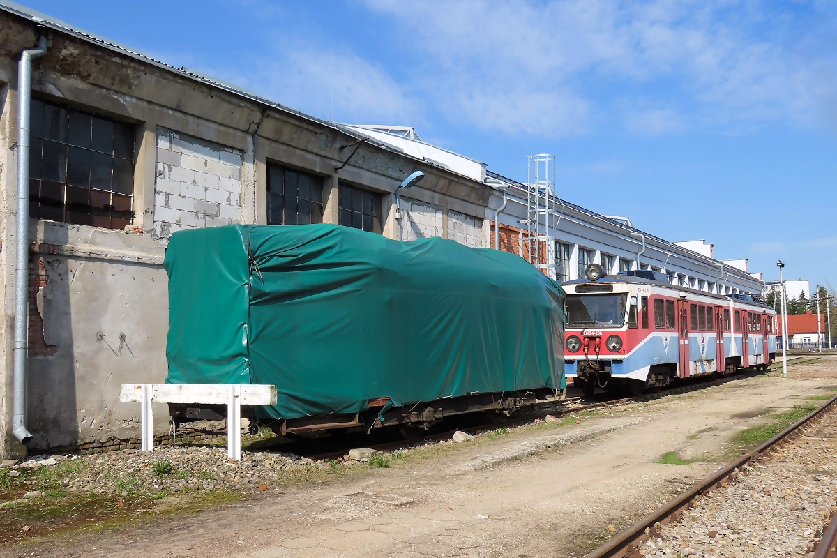 432
Berlinka stoi schowana pod plandekÄ oczekujÄc na lepsze czasy w towarzystwie oczekujÄcej na pociÄcie EN94-23. 
