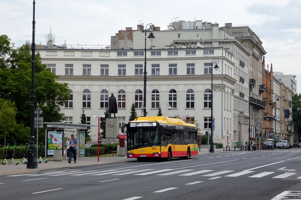 1919
Solaris stoi na przystanku âPlac Trzech KrzyĹźy 02â w obsĹudze kursu linii numer 222 w relacji SpartaĹska (15:49)-BielaĹska (16:22).  

