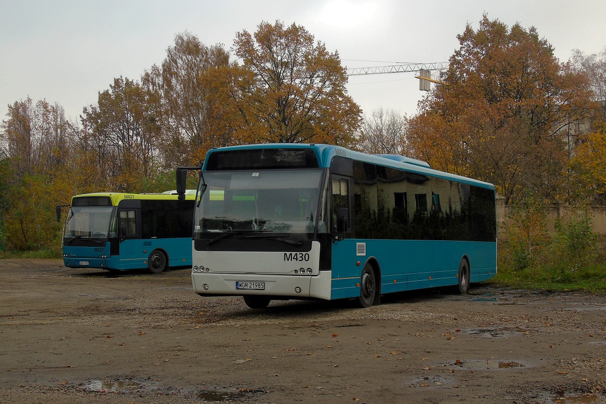 M430 
TytuĹowy Ambasador wraz z drugim o numerze M421 stojÄ na terenie parkingu przy ul. Traugutta. 
