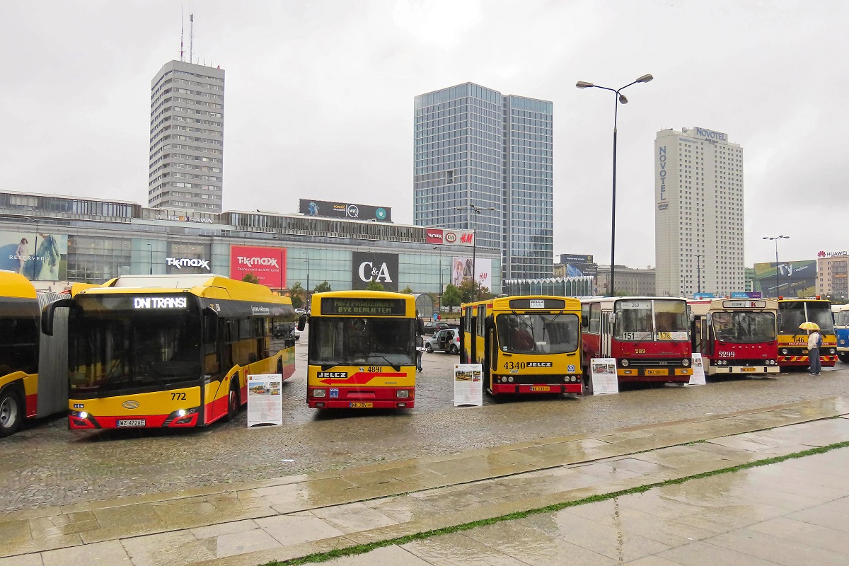 772
Elektryczny Solaris stoi wystawiony w towarzystwie zabytkĂłw KMKM (Jelcz M121M #4891, Jelcz 120MM/1 #4340, Ikarus 260.04 #289, Jelcz PR110U #5299 i Ikarus 280/A #646) na placu z okazji Dni Transportu Publicznego 2021. 
Słowa kluczowe: DTP2021