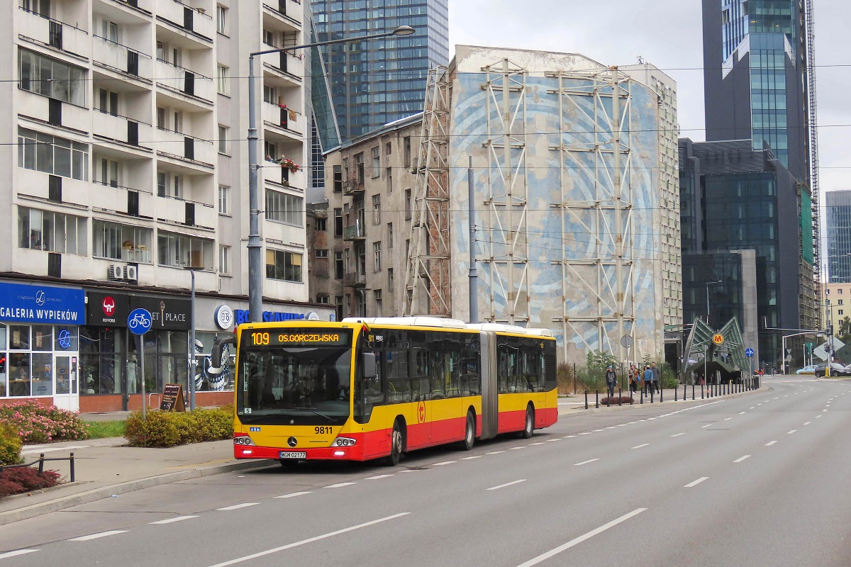 9811
Mercedes stoi na przystanku âRondo ONZ 06â jako kurs linii numer 109 â Torwar (12:57)-Os. GĂłrczewska (13:39). 
