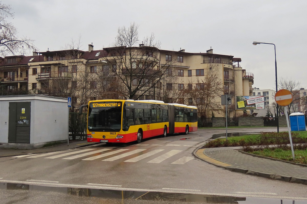 9823
Mercedes stoi na pÄtli w trakcie przerwy pomiÄdzy kursami na linii numer 127 (Nowe WĹochy-Mariensztat). 
