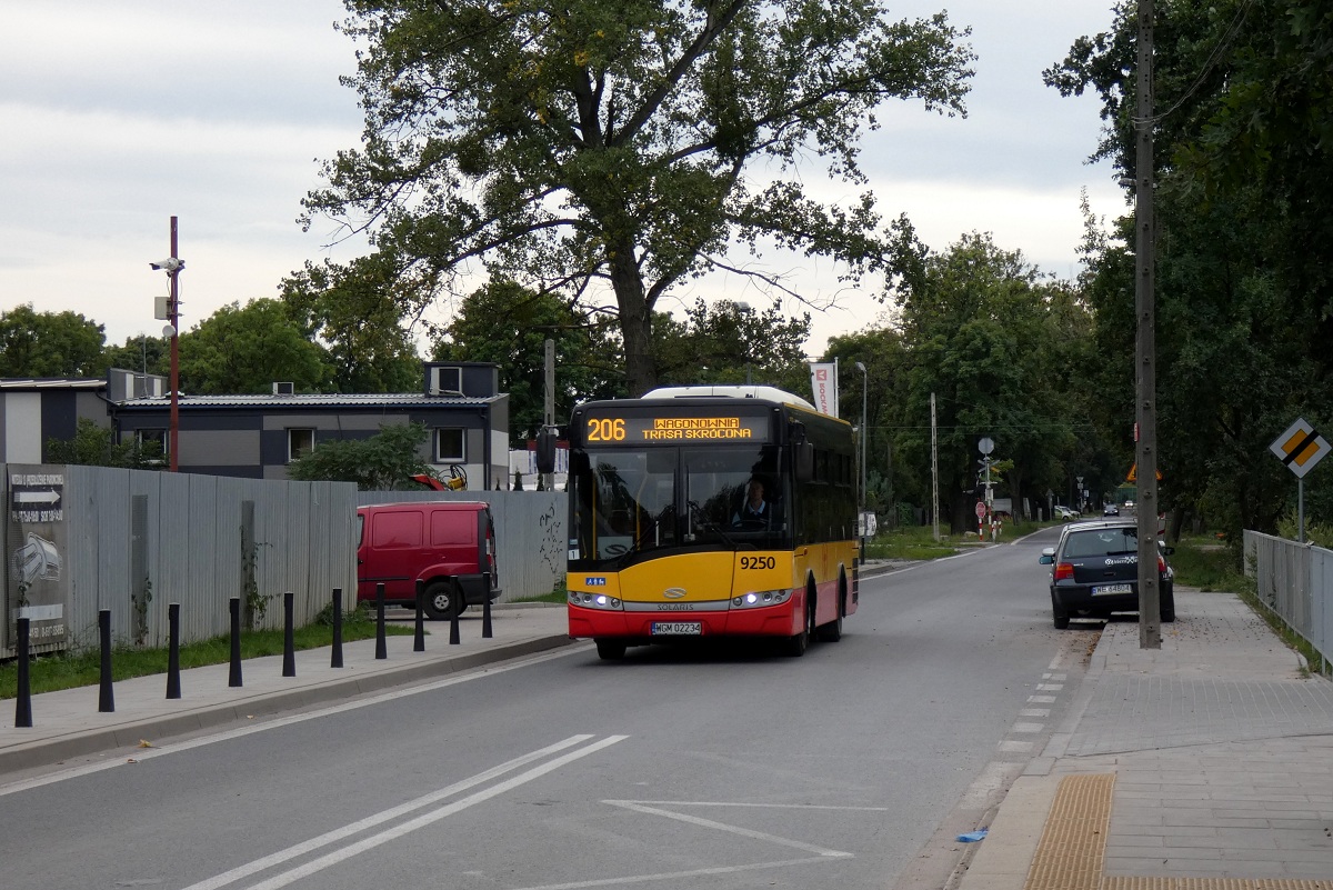 9250
Solaris wykonuje kurs linii numer 206 w relacji Nowe WĹochy (15:15)-Wagonownia (15:23). 
