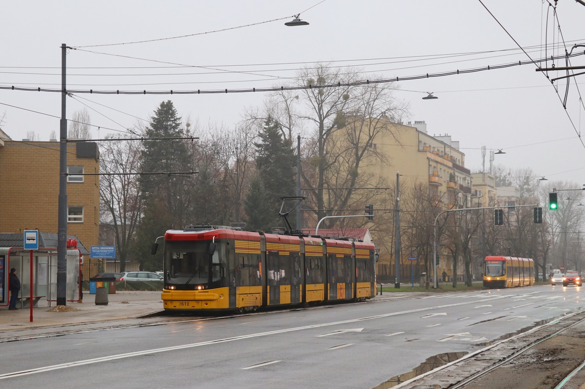 3612
Jazz stoi na przystanku âGrenadierĂłw 04â jako kurs linii numer 9: P+R Al. Krakowska (7:49)-GocĹawek (8:41). W tle widoczny jest 120Na-3120 jadÄcy jako kurs linii numer 9: P+R Al. Krakowska (7:53)-GocĹawek (8:45).
