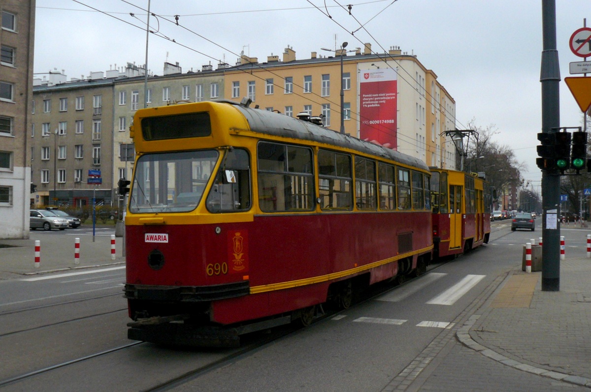 690+1334 
StopiÄtka ciÄgnie ParĂłwkÄ w jej ostatniÄ drogÄ z zajezdni R-1 Wola do ZETiT T-1 na Obozowej gdzie bÄdzie oczekiwaĹa na swojego nowego nabywcÄ (czytaj zĹomiarza). 
Słowa kluczowe: Konstal13N