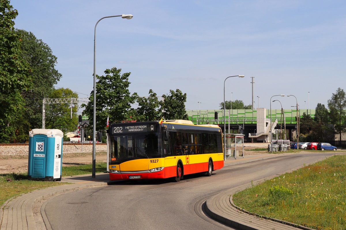 9327 (79327)
Solaris stoi na pÄtli GocĹawek Wschodni w oczekiwaniu na wykonanie kursu linii numer 202: GocĹawek Wschodni (15:31)-Metro Stadion Narodowy (15:51). 
