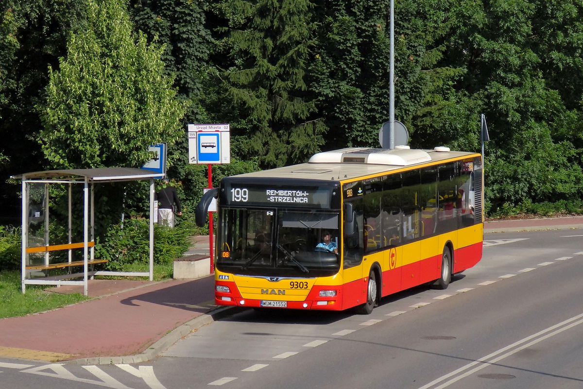 9303 (79303)
MAN stoi na przystanku „Urząd Miasta 02” jako kurs linii numer 199 – Metro Trocka (8:10)-Rembertów Strzelnica (8:48). 
