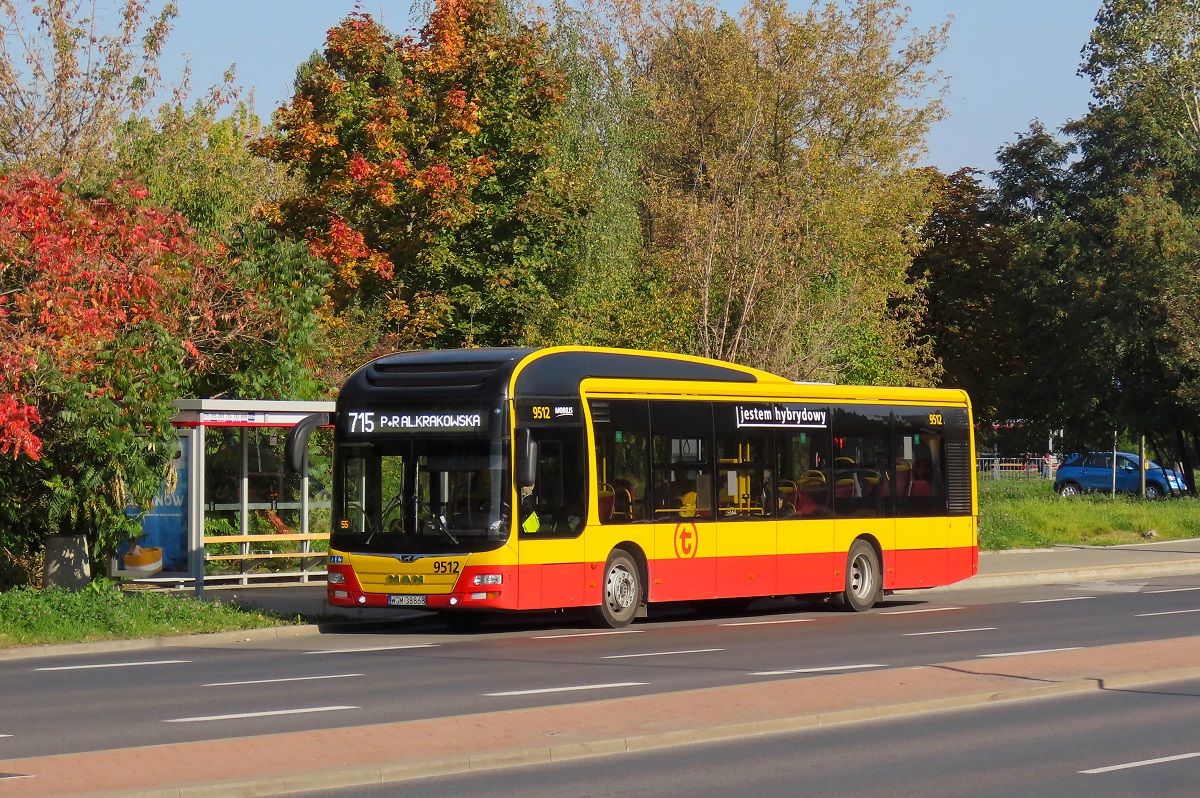 9512
MAN stoi na przystanku âCentrum Onkologii 02â jako kurs linii numer 715 â UrsynĂłw PĂłĹnocny (10:00)-P+R Al. Krakowska (11:05). 
