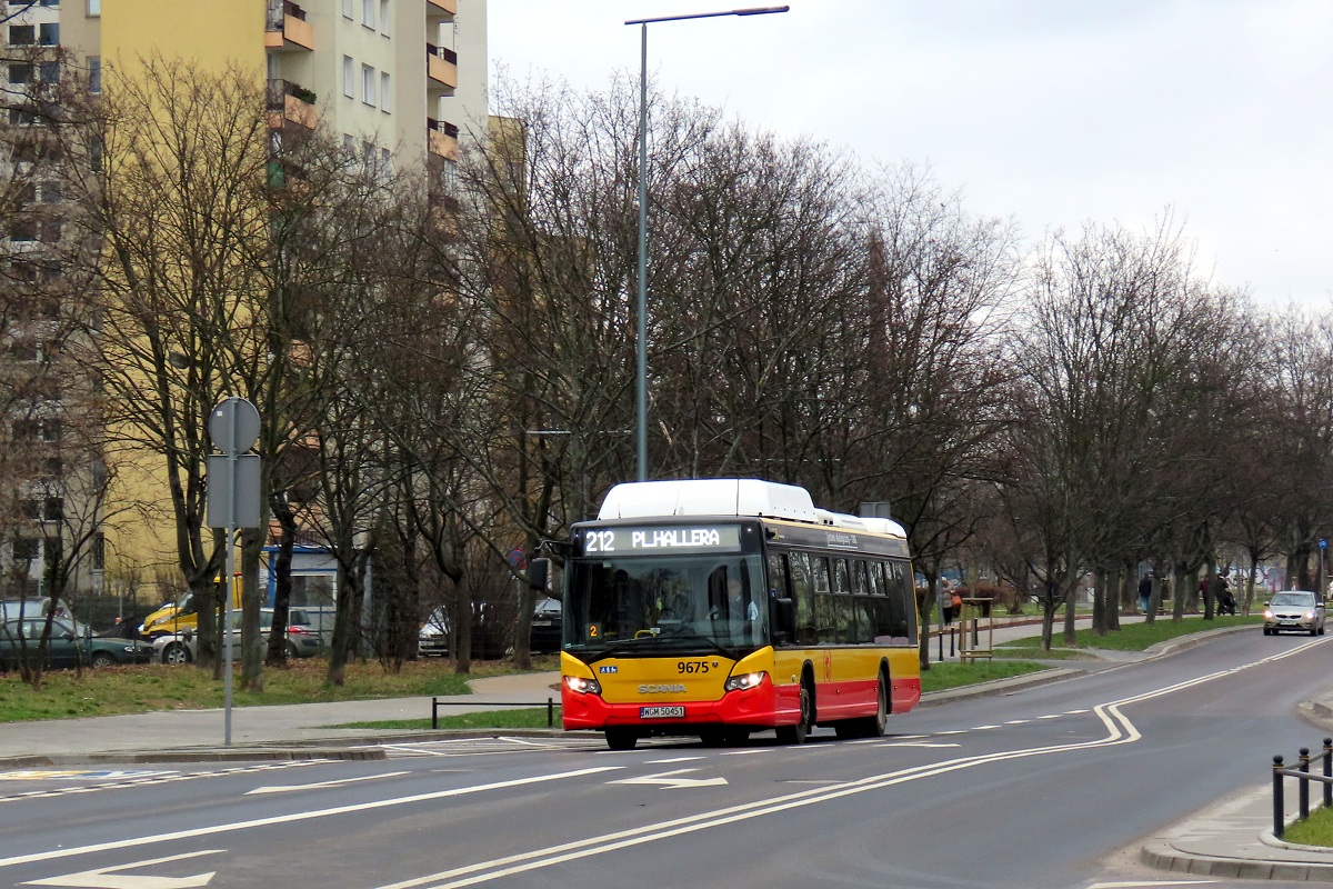 9675
Scania wykonuje kurs linii numer 212 w relacji CH TargĂłwek (10:10)-Plac Hallera (10:45).
