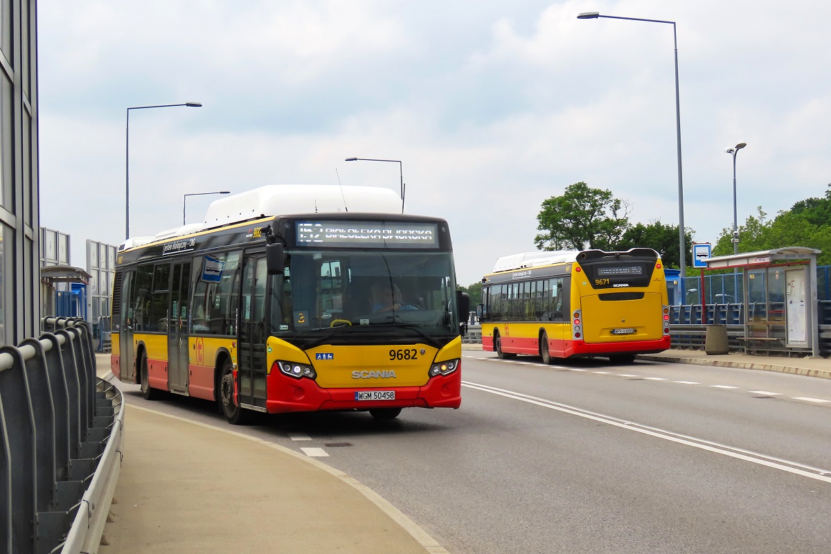 9682
Scania po lewej wyrusza z przystanku âPKP PĹudy 02â wykonujÄc kurs linii numer 152 w relacji Tarchomin (12:00)-BiaĹoĹÄka Dworska (12:17). Obok na przystanku âPKP PĹudy 01â stoi inna Scania wykonujÄc kurs linii numer 152 w relacji BiaĹoĹÄka Dworska (12:10)-Tarchomin (12:26). 
