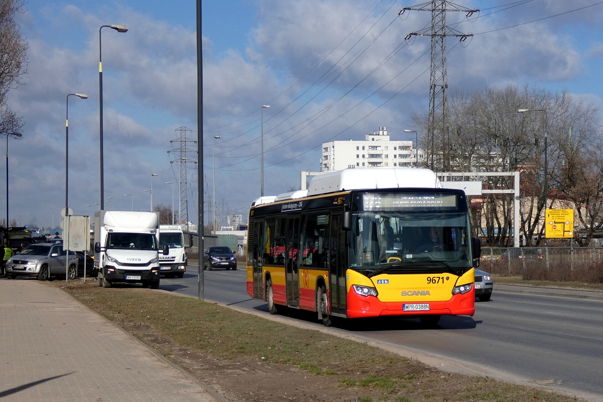9671
Scania jedzie w obsĹudze kursu linii numer 178 w relacji Rondo DaszyĹskiego (12:21)-Skorosze (12:51).  
