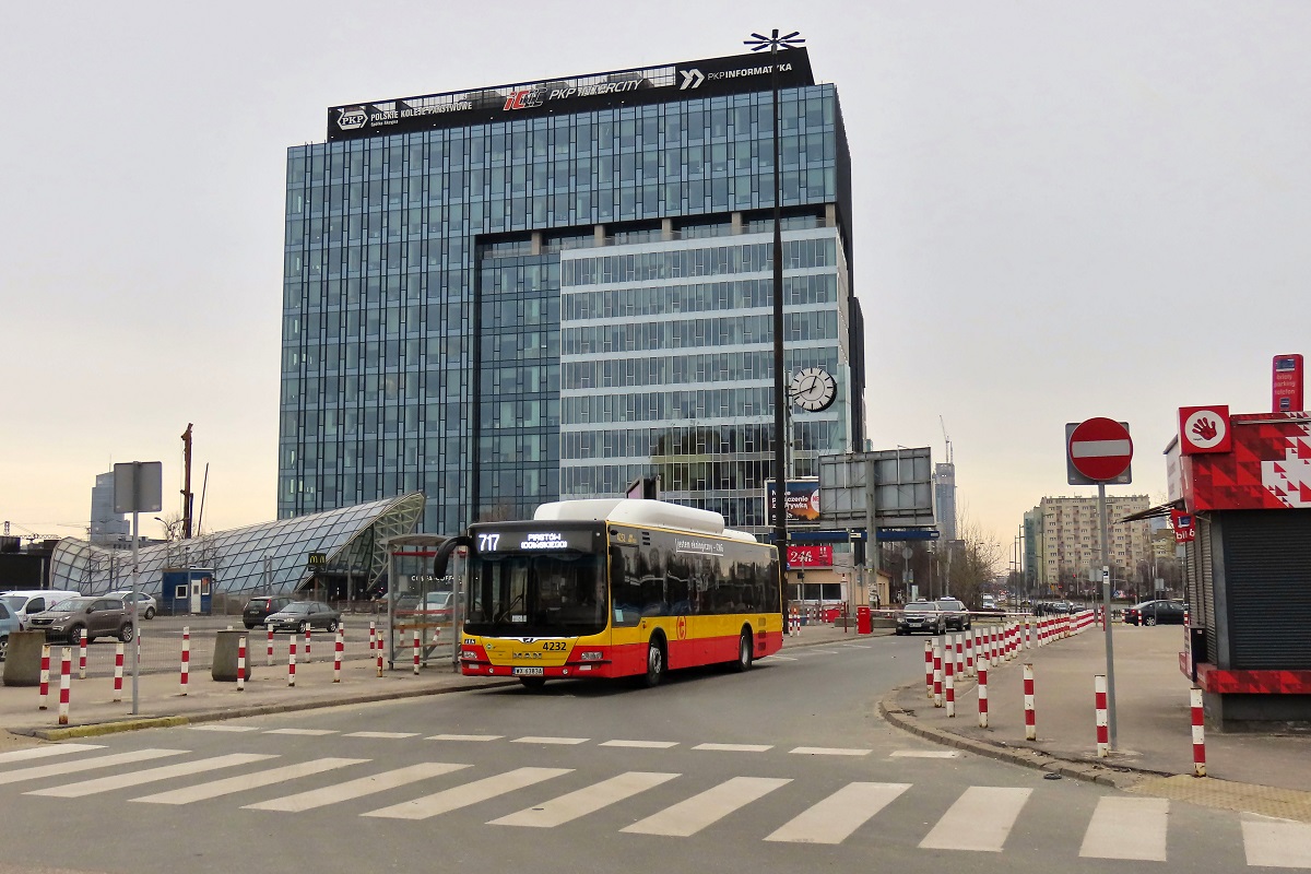 4232
MAN stoi na przystanku âDw. Zachodni 06â w trakcie przerwy pomiÄdzy kursami na linii numer 717 (Warszawa Dw. Zachodni-PiastĂłw OgiĹskiego). 
