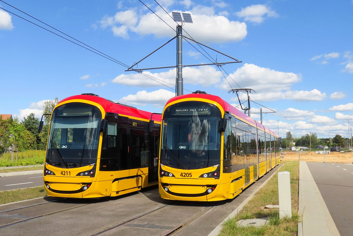 4205
Hyundai o numerze 4211 stoi na torze odstawczym w oczekiwaniu na podstawienie siÄ na przystanek "Winnica 03" gdzie rozpocznie wykonywaÄ kurs linii numer 2 â Winnica (14:06)-Metro MĹociny (14:22). Obok stoi tytuĹowy Hyundai jako wynajem dla uczestnikĂłw XI OgĂłlnopolskiego Zjazdu StowarzyszeĹ MiĹoĹnikĂłw Komunikacji Miejskiej.
