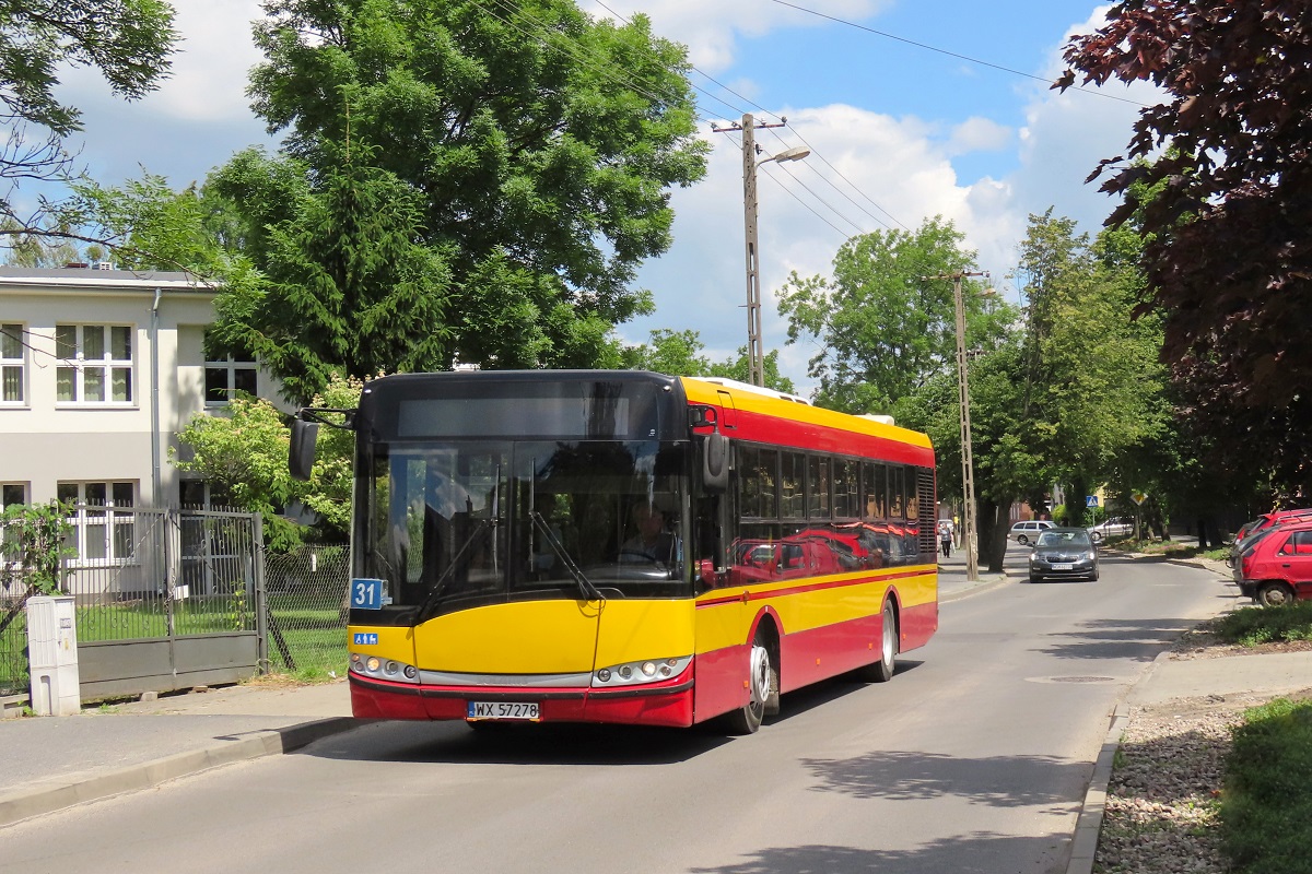 WX 57278 (ex. 1820)
Solaris jedzie jako kurs â117/219â linii numer 31 â Grodzisk Maz. Dw. PKP (12:15)-Petrykozy Trakt KrĂłlewski (13:23)-Grodzisk Maz. Dw. PKP (14:14). 
Jest to dawny SU12 #1820 z MZA.
