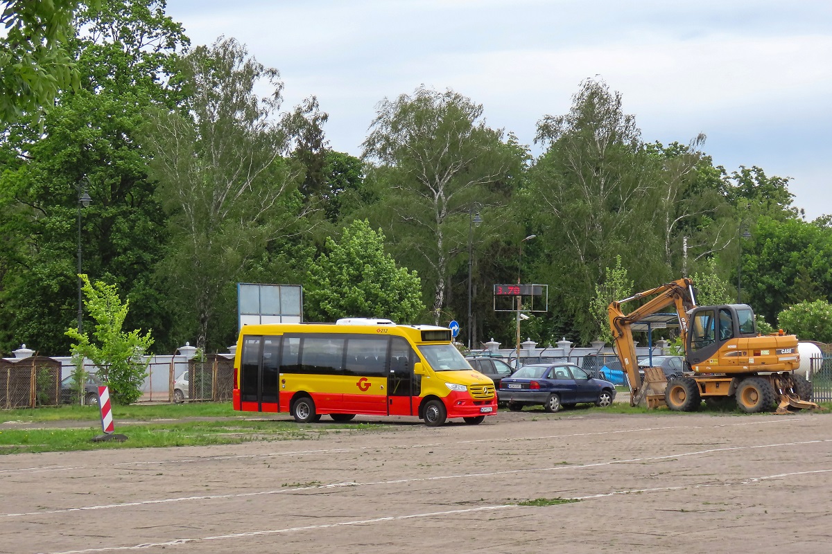 212
Sprinter stoi na terenie parkingu przy ul. Sprawnej. 
