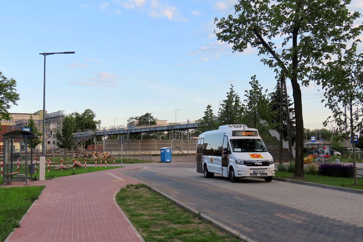 WGM 4854G
MAN stoi na pÄtli oczekujÄc na wykonanie kursu â311â linii numer 16 â Grodzisk Maz. Traugutta PKP (20:13)-Grodzisk Maz. Szpital (21:34).
Jest to nowa pÄtla zbudowana dla potrzeb autobusĂłw elektrycznych ktĂłre wyjadÄ na ulice Grodziska od wrzeĹnia b.r. zaĹ na widocznej pÄtli zbudowana zostanie Ĺadowarka. 
