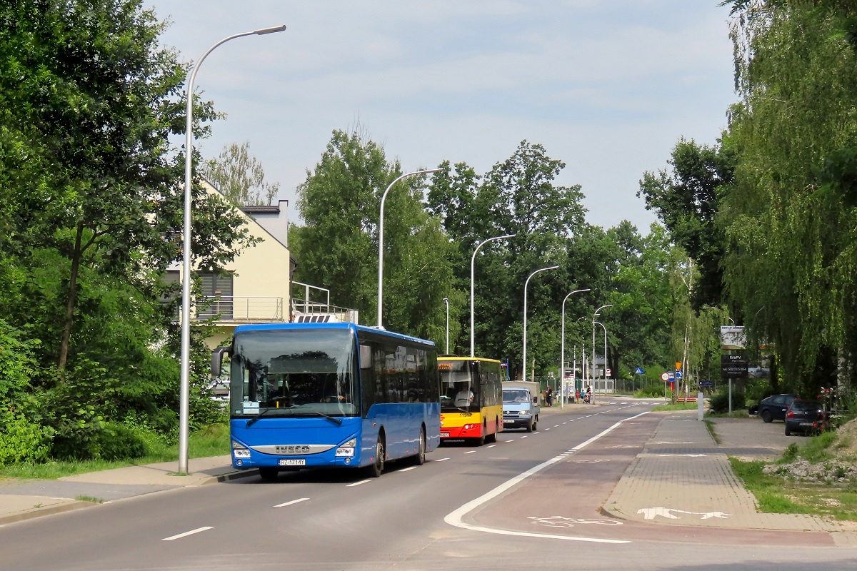 RZ 1714Y
TytuĹowe Iveco jedzie jako kurs â5103â linii numer ZKA WKD ZA1 â Podkowa LeĹna GĹĂłwna (10:06)-Grodzisk Mazowiecki RadoĹska (10:45). Za nim jedzie ZAZ A10C34 #113 (60027) jako kurs â112â linii numer 17 â Grodzisk Maz. Szpital (9:55)-MilanĂłwek KrĂłlewska (10:27)-Grodzisk Maz. Szpital (10:54). 
Słowa kluczowe: ZaWKD