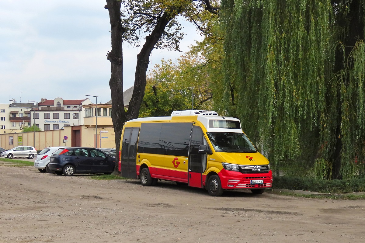 215
MAN stoi na parkingu naprzeciwko wiÄzienia. 
