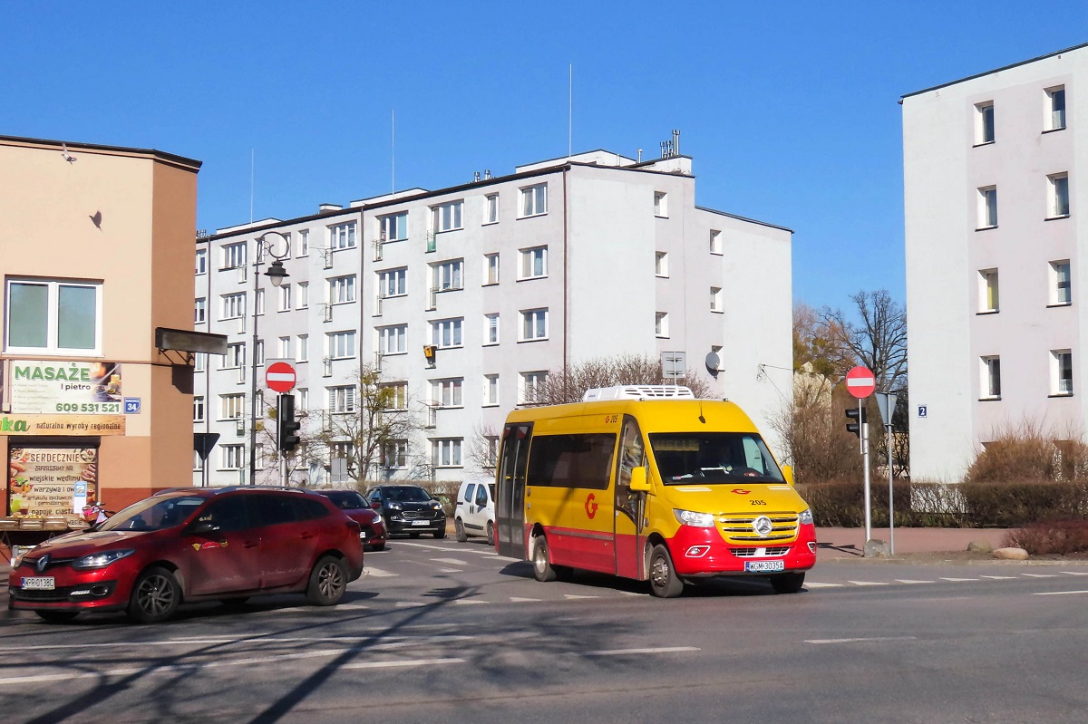 205
Sprinter jedzie jako kurs â121â linii numer 30 â Grodzisk Maz. Dw. PKP (13:42) - PieĹki SĹubickie (14:31) - Grodzisk Maz. Dw. PKP (15:12). 
LiniÄ nr 30 planowo obsĹuguje Sebus, lecz widoczna na zdjÄciu brygada jest tymczasowo obsĹugiwana przez PKS Tarnobrzeg.
