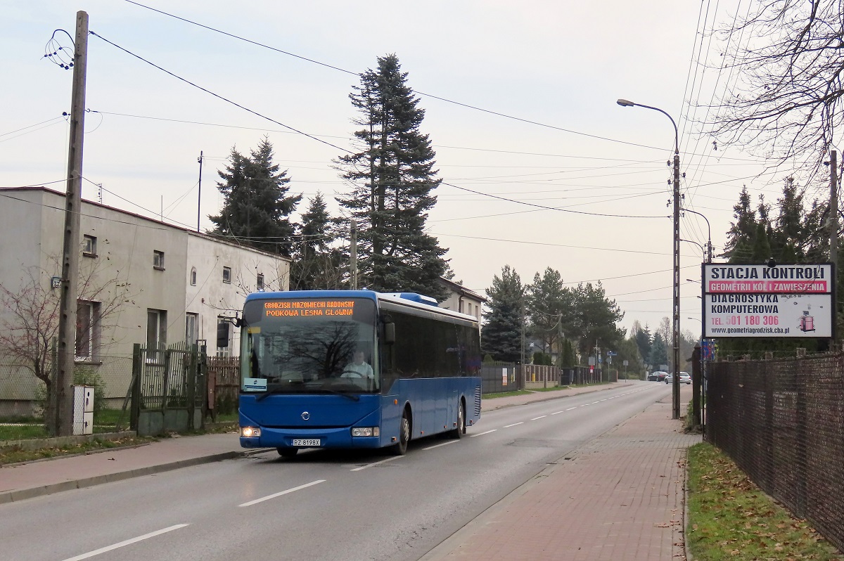 RZ 8198X
Irisbus jedzie przejazdem technicznym na przystanek „Grodzisk Maz. Radońska WKD 01” gdzie rozpocznie wykonywać kurs „5110” linii ZKA ZA1 – Grodzisk Mazowiecki Radońska (14:00)-Podkowa Leśna Główna (14:39). 
Słowa kluczowe: ZaWKD