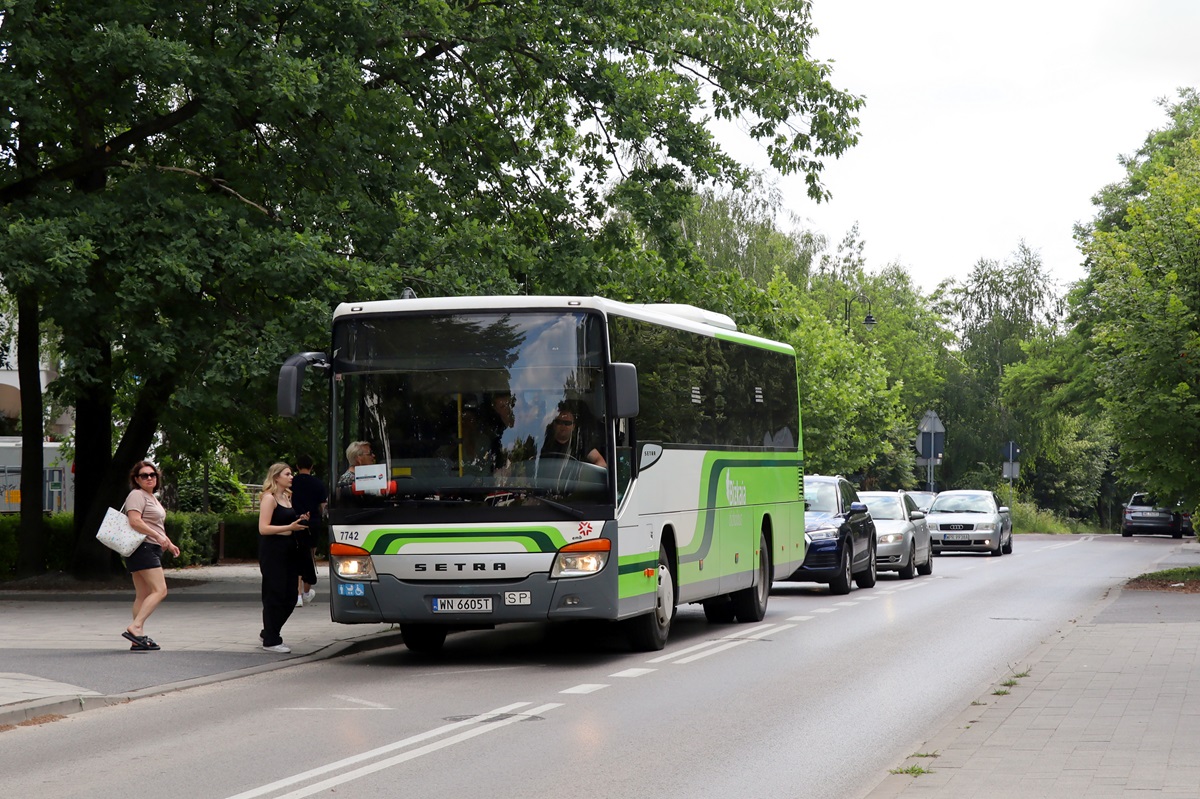 WN 6605T
Setra stoi na przystanku âKomorĂłw WKD 01â jako kurs 5159/5016 linii ZKA WKD ZA1: ReguĹy WKD (10:18)-Malichy WKD (11:05). 
PoczÄtkowo Raf Trans wystawiaĹ na ZaWuKaDkÄ caĹkowicie niezgodne wozy - wysokopodĹogowe, bez miejsca na wĂłzek inwalidzki, bez wyĹwietlaczy - z czasem sytuacja siÄ trochÄ poprawiĹa i choÄ nadal wyjeĹźdĹźaĹy turystyki to przynajmniej z niskÄ podĹogÄ, wydzielonym miejscem na wĂłzek inwalidzki i ze sprawnymi wyĹwietlaczami. 
Słowa kluczowe: ZaWKD