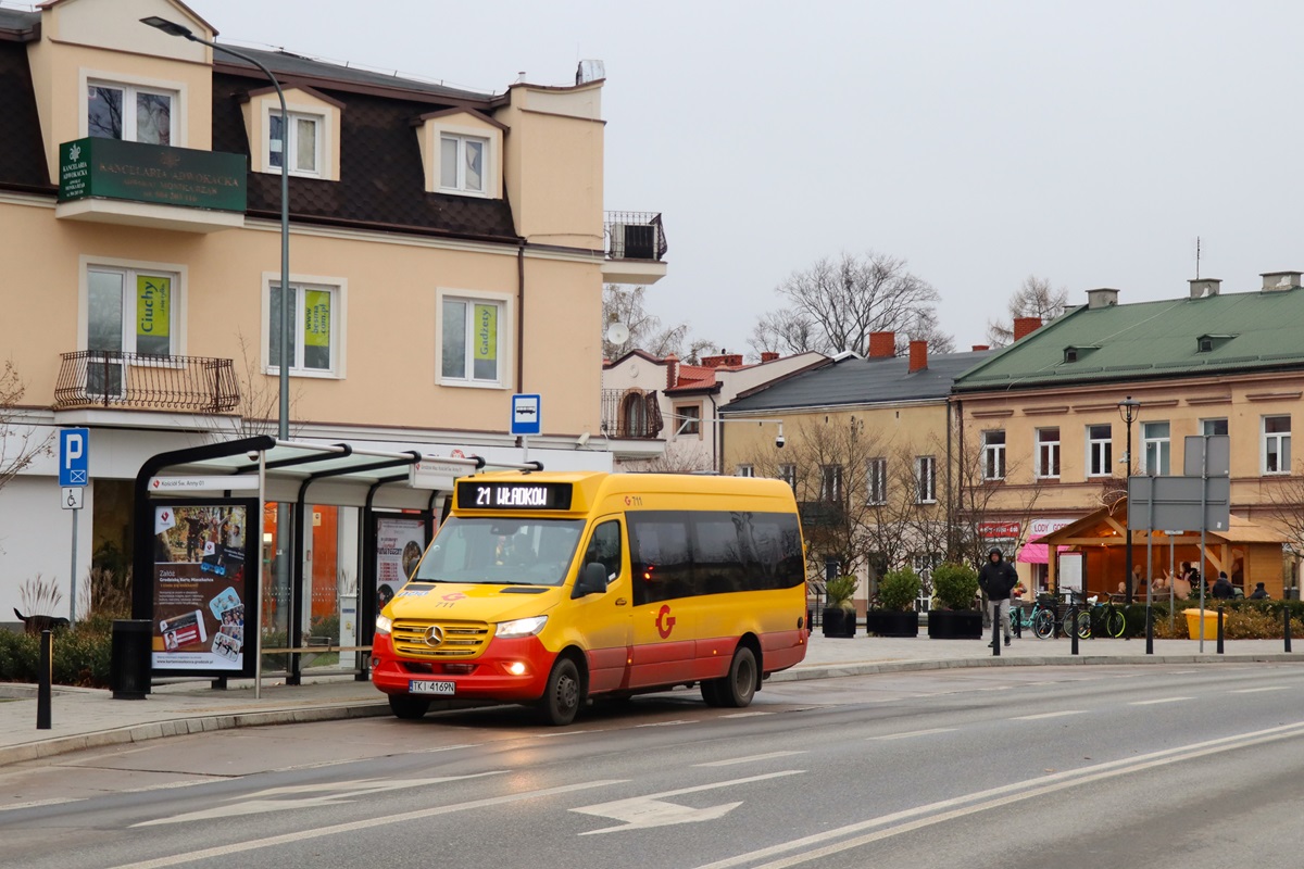 711
Sprinter stoi na przystanku âGrodzisk Maz. KoĹciĂłĹ Ĺw. Anny 01â jako kurs linii numer 21: Grodzisk Maz. Dw. PKP (13:40)-WĹadkĂłw PÄtla (14:11). 
