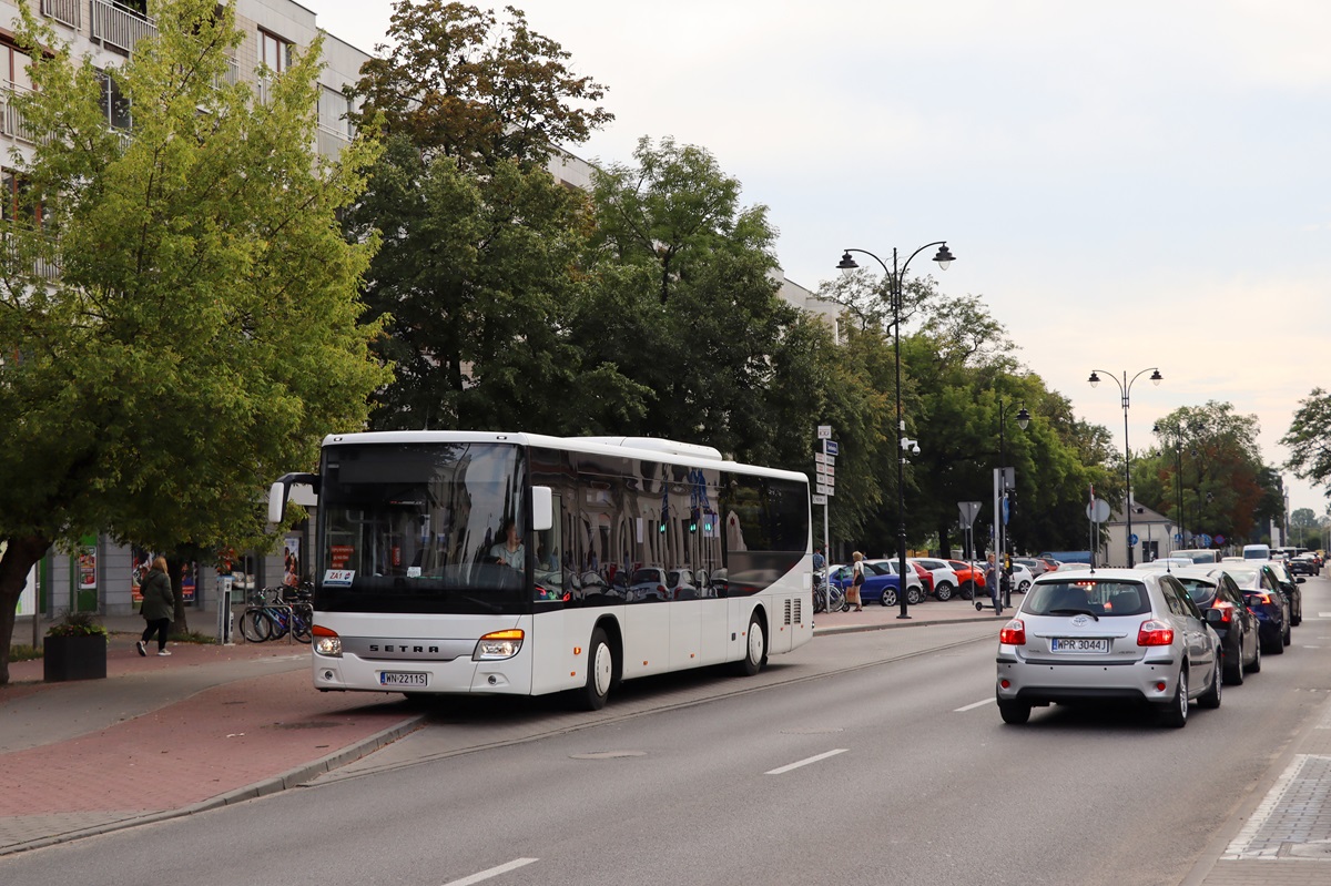 WN 2211S
Setra stoi na przystanku âPKP PruszkĂłw 02â jako kurs 5167/5032 linii ZKA WKD ZA1: MichaĹowice WKD (15:36)-Malichy WKD (16:25). 
Słowa kluczowe: ZaWKD