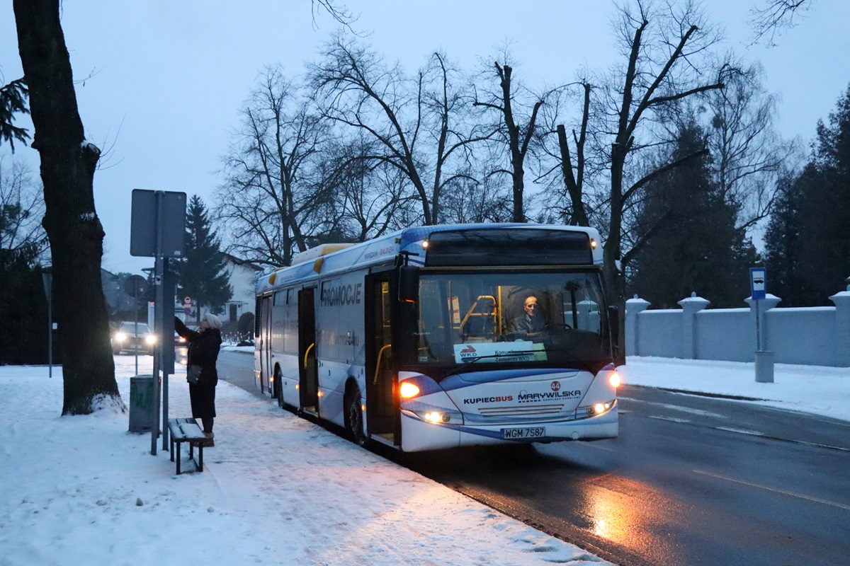 70207
Scania stoi na przystanku âGrodzisk Maz. RadoĹska WKD 01â w oczekiwaniu na wykonanie kursu linii ZKA WKD ZA1: Grodzisk Mazowiecki RadoĹska (7:28)-Podkowa LeĹna GĹĂłwna (8:00). Pozdrowienia dla Kierowcy! 
Linia zostaĹa uruchomiona w zamian za odwoĹane pociÄgi w zwiÄzku ze strajkiem generalnym przeprowadzanym przez maszynistĂłw WKD w godzinach 6:00-8:00 i 15:00-17:00.
Słowa kluczowe: ZaWKD Zima