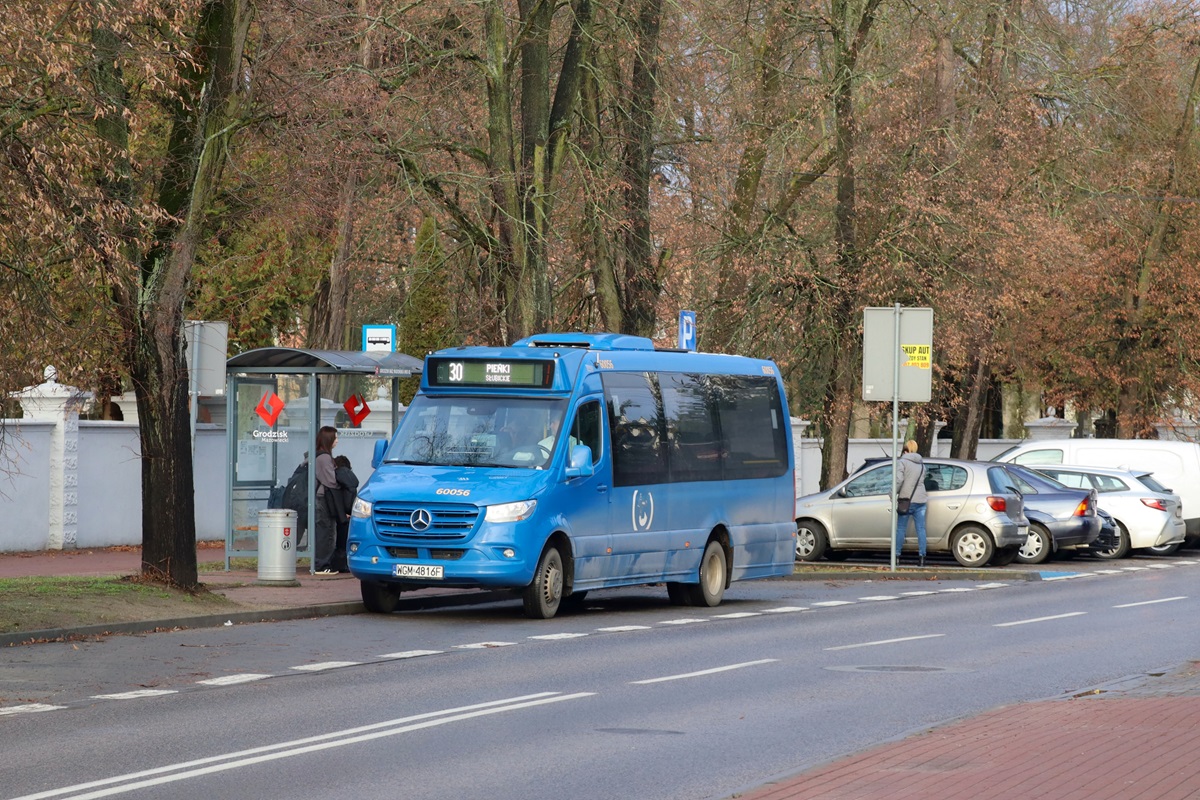 WGM 4816F (60056)
Sprinter stoi na przystanku âGrodzisk Maz. RadoĹska WKD 02â jako kurs linii numer 30: Grodzisk Maz. Dw. PKP (9:30)-PieĹki SĹubickie (10:20). 
Słowa kluczowe: DziwadĹo