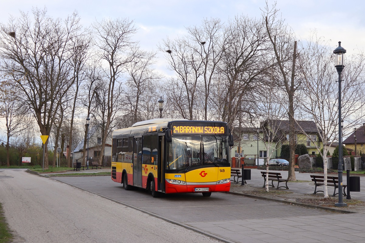 149 (24017)
Solaris odpoczywa na parkingu w oczekiwaniu na przejazd na przystanek âBaranĂłw SzkoĹa 01â gdzie rozpocznie obsĹugÄ kursu linii numer 24: BaranĂłw SzkoĹa (16:45)-Grodzisk Maz. Dw. PKP (17:23). 
