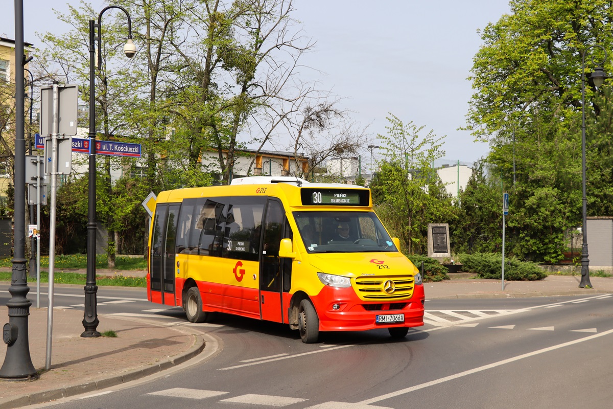 212
Sprinter jedzie jako kurs linii numer 30: Grodzisk Maz. Dw. PKP (11:00)-PieĹki SĹubickie (11:50).
