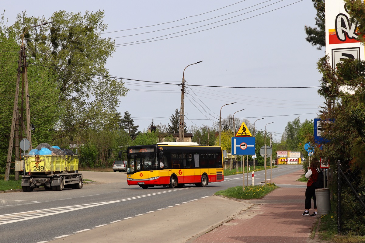 066 (24021)
Solaris jedzie przejazdem technicznym do grodziskiej zajezdni PKS Grodzisk. Pozdrowienia dla Kierowcy! 

