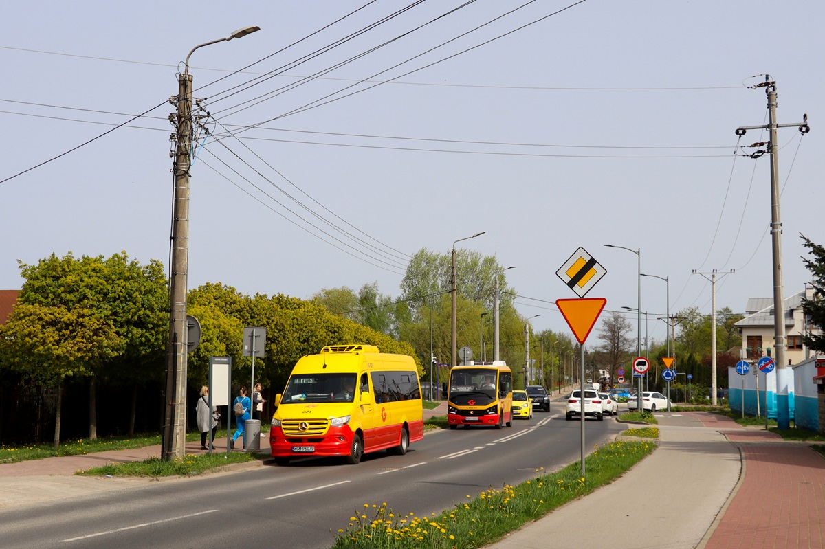 221
Sprinter zatrzymuje siÄ na przystanku âGrodzisk Maz. Czeremchowa 01â jako kurs linii numer 31: MilanĂłwek Zaciszna (13:02)-Petrykozy Trakt KrĂłlewski (14:17). Za nim jedzie Karsan Jest+ #172 (20122) jako kurs linii numer 15: BrwinĂłw Rynek (12:30)-Grodzisk Maz. Zachodnia (13:22). 
