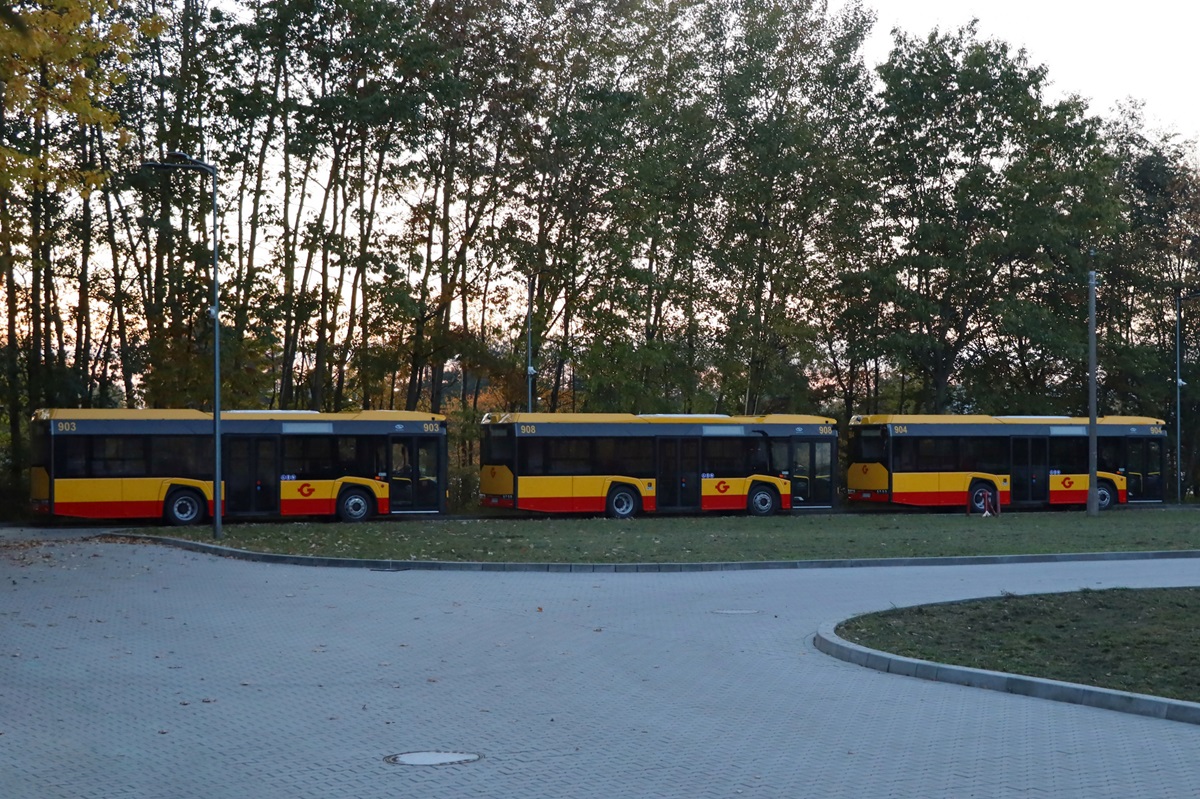 903
Solarisy o numerach 903, 908 i 904 w oczekiwaniu na dopuszczenie do ruchu w ramach sieci GPA.

