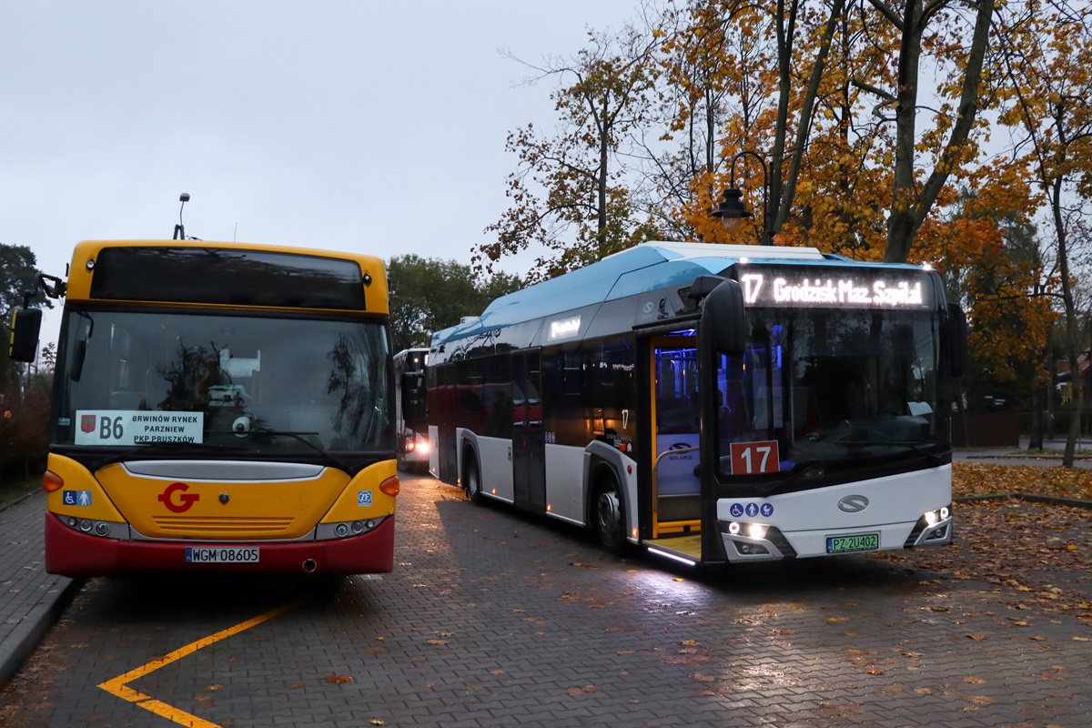 PZ 2U402
Solaris w oczekiwaniu na wykonanie kursu 226 linii numer 17: BrwinĂłw Rynek (17:05)-Grodzisk Maz. Szpital (17:53). Obok stoi Scania CN270UB 4x2 EB #70245 w oczekiwaniu na wykonanie kursu linii numer B6: BrwinĂłw Rynek (17:25)-PKP PruszkĂłw (17:46). 
