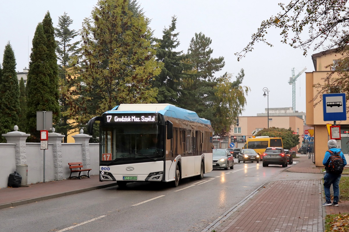 PZ 2U402
Solaris stoi na przystanku âGrodzisk Maz. RadoĹska Cmentarz 02â jako kurs 206 linii numer 17: BrwinĂłw Rynek (7:10)-Grodzisk Maz. Szpital (7:58). Pozdrowienia dla Kierowcy! W tle widoczny jest MAN TGE 5.180 / Mercus City #151 (22007) jako kurs 203 linii numer 16: Grodzisk Maz. Szpital (7:55)-ĹťukĂłw KoĹciĂłĹ (9:04). 
