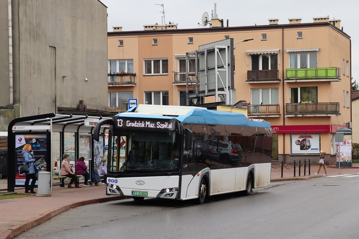 PZ 2U402
Solaris stoi na przystanku âGrodzisk Maz. Zondka 01â jako kurs 404 linii numer 13: BĹonie Centrum Sportu (13:10)-Grodzisk Maz. Szpital (14:02). 
