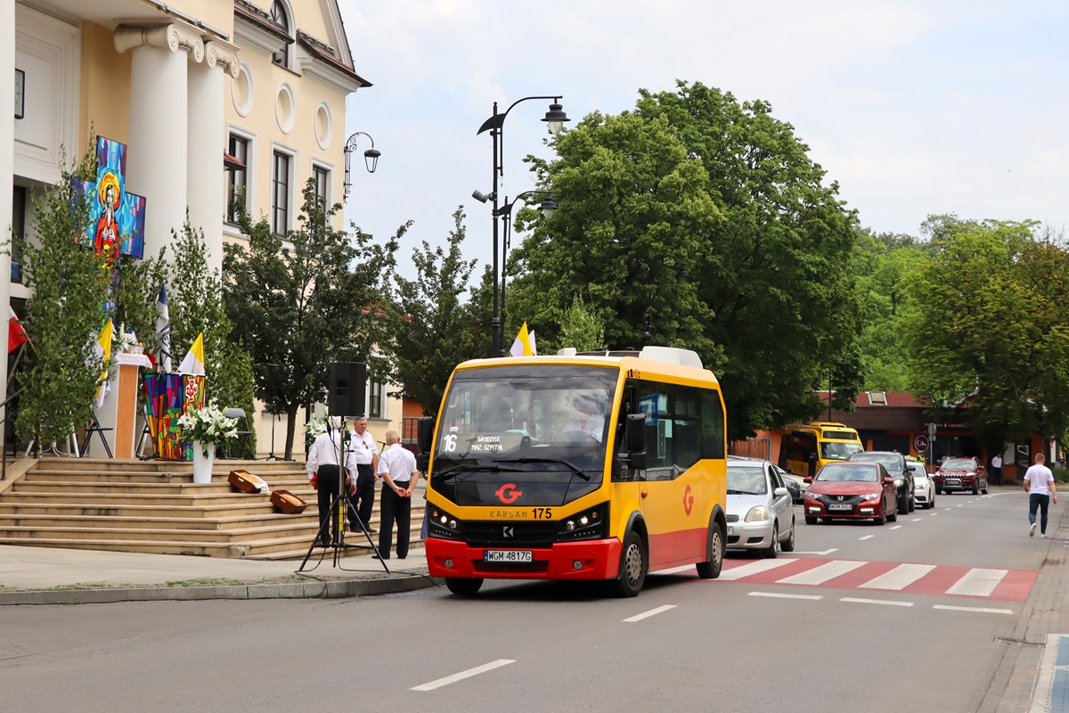175 (22061)
Karsan jedzie jako kurs linii numer 16: MilanĂłwek Zaciszna (11:19)-Grodzisk Maz. Szpital (12:00). Obok widoczny jeden z grodziskich oĹtarzy procesji BoĹźego CiaĹa.

