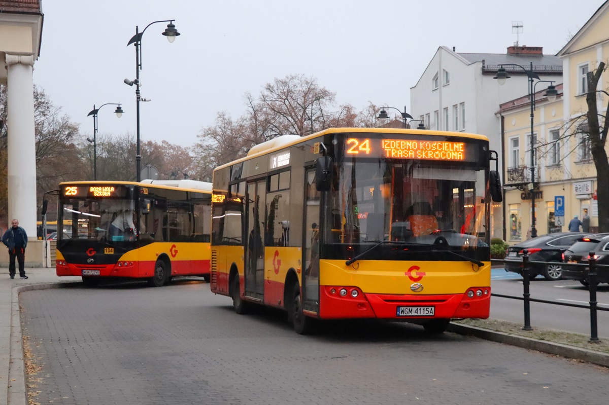 187 (21002)
TytuĹowy ZAZ stoi na pÄtli przy dworcu PKP w oczekiwaniu na wykonanie kursu linii numer 24: Grodzisk Maz. Dw. PKP (15:35)-Izdebno KoĹcielne PÄtla (16:04). Obok widoczny jest 3A3 A10C3A #134 (90226) w oczekiwaniu na wykonanie kursu linii numer 25: Grodzisk Maz. Dw. PKP (15:35)-BoĹźa Wola SzkoĹa (16:31). 

