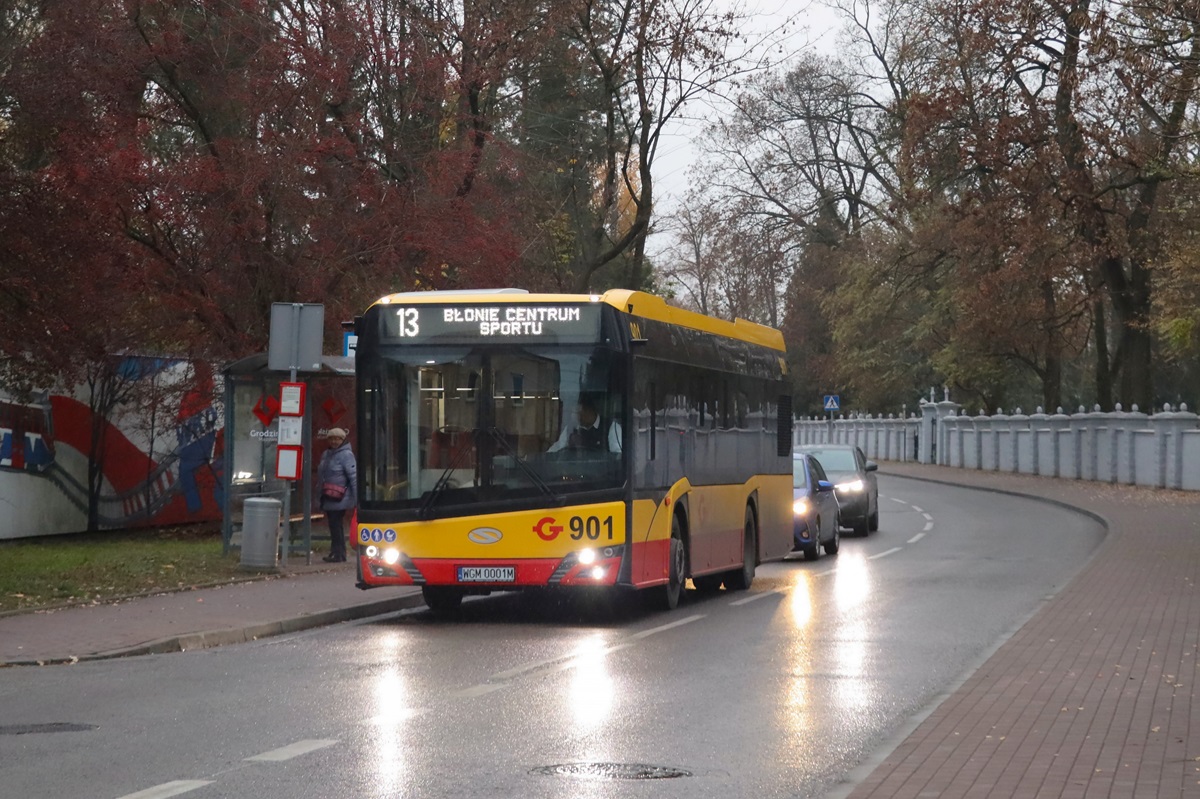 901 (24081)
Solaris stoi na przystanku âGrodzisk Maz. RadoĹska Cmentarz 01â jako kurs linii numer 13: Grodzisk Maz. Szpital (15:10)-BĹonie Centrum Sportu (16:04). Pozdrowienia dla Kierowcy! 
WysĹanie nowych SolarisĂłw na inne linie niĹź 17 w dni powszednie ma zwiÄzek z liczeniem pasaĹźerĂłw poprzez zamontowany w autobusach system.
