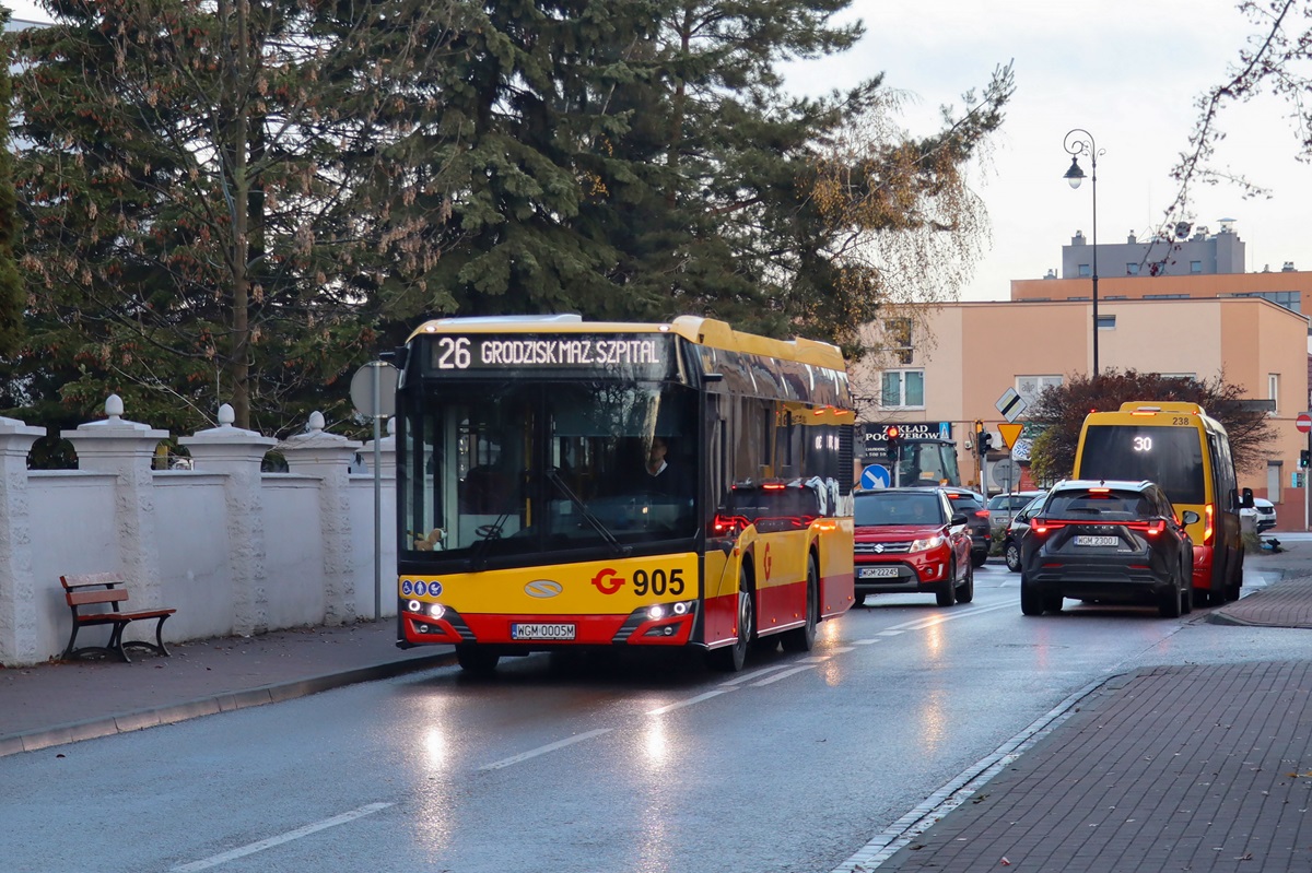905 (24085)
Solaris mija przystanek âGrodzisk Maz. RadoĹska Cmentarz 02â jako kurs linii numer 26: Kaski (6:47)-Grodzisk Maz. Szpital (7:49). Pozdrowienia dla Kierowcy! W tle widoczny jest Mercedes-Benz 517 CDI / Mercus MB Sprinter City #238 jako kurs linii numer 30: PieĹki SĹubickie (7:06)-Grodzisk Maz. Dw. PKP (7:48).
