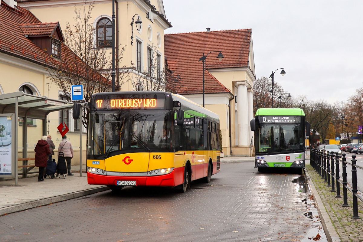 606 (24046)
TytuĹowy Solaris wyruszyĹ z przystanku âGrodzisk Maz. Dw. PKP 01â jako kurs linii numer 17: Grodzisk Maz. Szpital (11:05)-OtrÄbusy WKD (12:01). Obok stoi Solaris Urbino 9 electric #23073 w oczekiwaniu na wykonanie kursu linii numer 0: Grodzisk Maz. Dw. PKP (11:22)-Grodzisk Maz. Traugutta PKP (12:08). 
