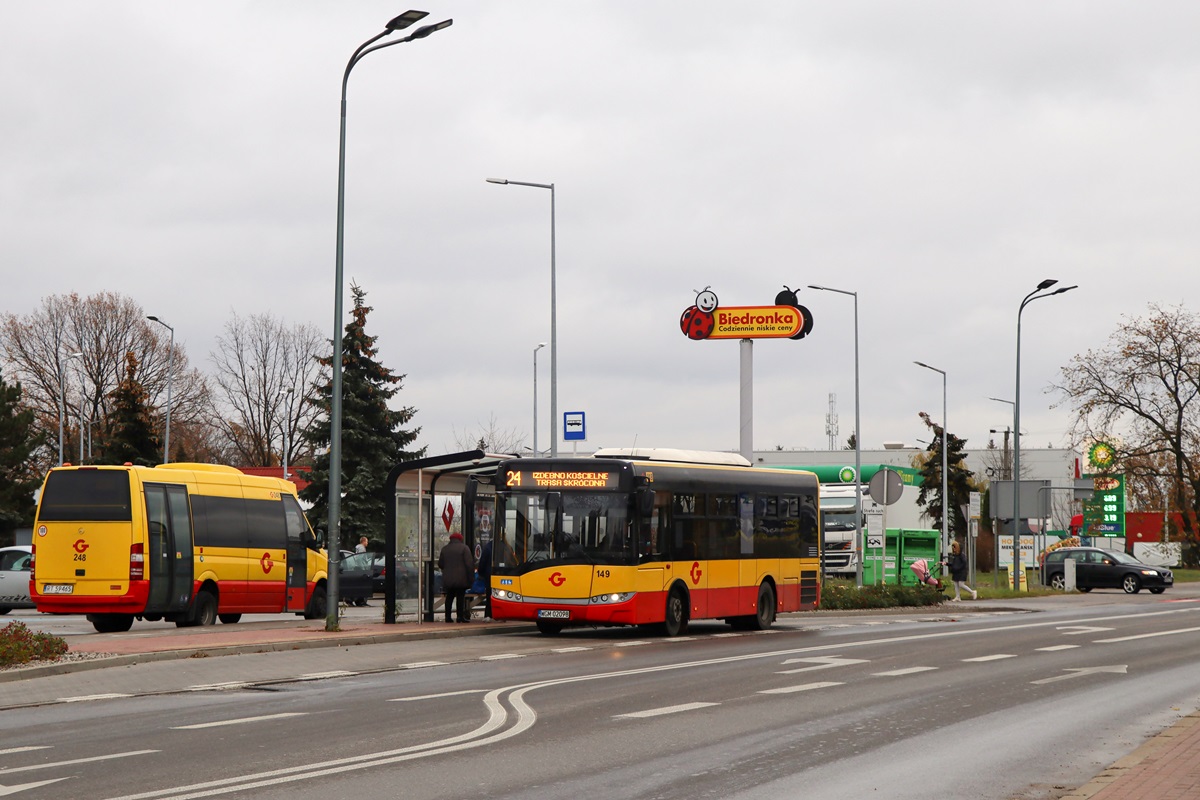 149 (24017)
Solaris stoi na przystanku âGrodzisk Maz. DSI Malwa 02â jako kurs linii numer 24: Grodzisk Maz. Dw. PKP (11:40)-Izdebno KoĹcielne PÄtla (12:09). Obok na parkingu stoi Mercedes-Benz 519 CDI #248. 
