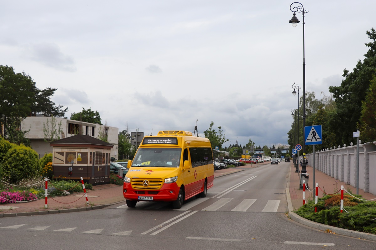 705
Sprinter jedzie jako kurs linii numer 21: Grodzisk Maz. Dw. PKP (10:00)-WĹadkĂłw PÄtla (10:31). Pozdrowienia dla Kierowcy! 
Od 1 lipca 2024 r. w sieci GPA pojawiĹ siÄ nowy przewoĹşnik - PKS Bodzentyn. PrzejÄĹ on od PKS Grodzisk obsĹugÄ linii: 15, 16, 18, 21, 22, 28, 45 i 58. 
