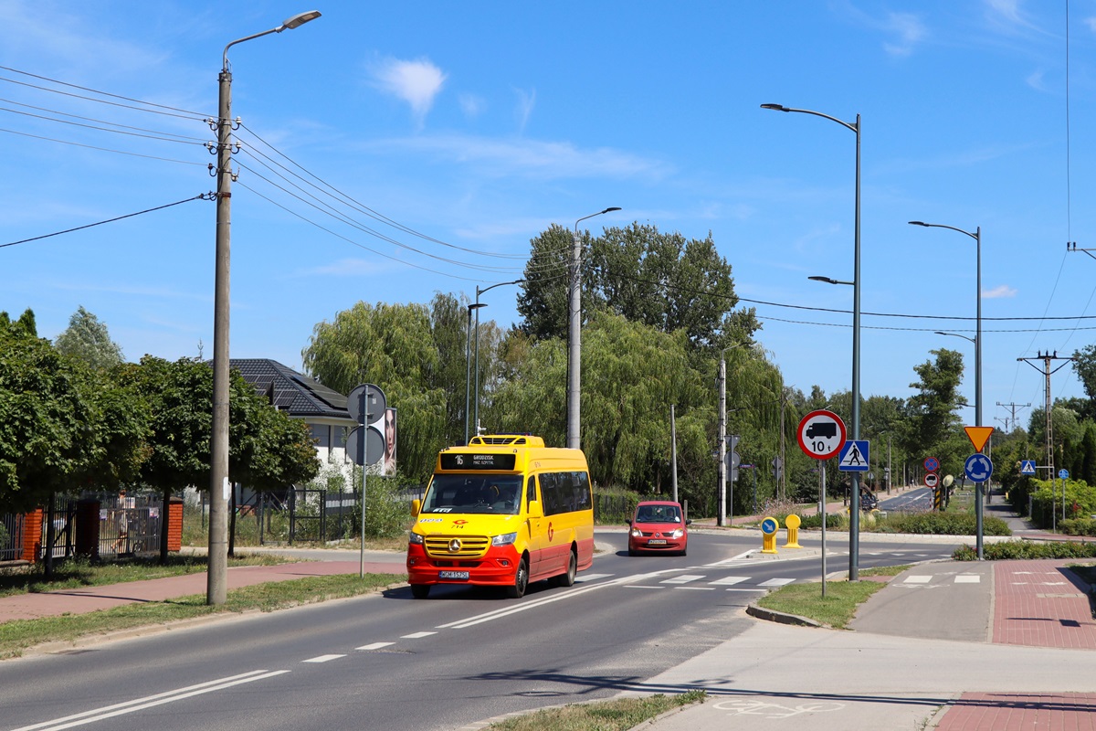 714
Sprinter jedzie jako kurs linii numer 16: MilanĂłwek Zaciszna (12:16)-Grodzisk Maz. Daleka (13:00). 
