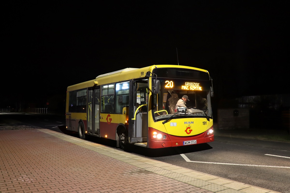 191 (40001)
Autosan stoi na przystanku âKaski DwĂłr 01â jako kurs 309 linii numer 20: Kaski DwĂłr (19:10)-Grodzisk Maz. Szpital (20:00). Pozdrowienia dla Kierowcy! 
