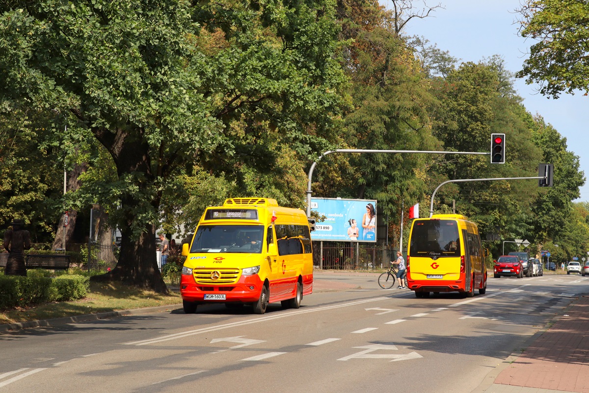 708
Sprinter jedzie jako kurs linii numer 16: MilanĂłwek Zaciszna (13:19)-Grodzisk Maz. Szpital (14:00). Obok widoczny jest Mercedes-Benz 517 CDI / Mercus MB Sprinter City #704 jadÄcy przejazdem technicznym do zajezdni PKS Bodzentyn w Chrzanowie MaĹym. 

