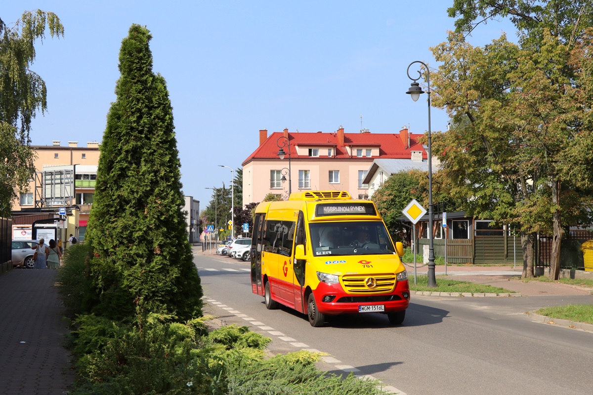 701
Sprinter jedzie jako kurs linii numer 45: Grodzisk Maz. Dw. PKP (10:25)-BrwinĂłw Rynek (11:14). 
